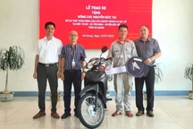 Thanh niên cứu bé gái vụ sạt lở ở Hà Giang được tặng một chiếc xe máy