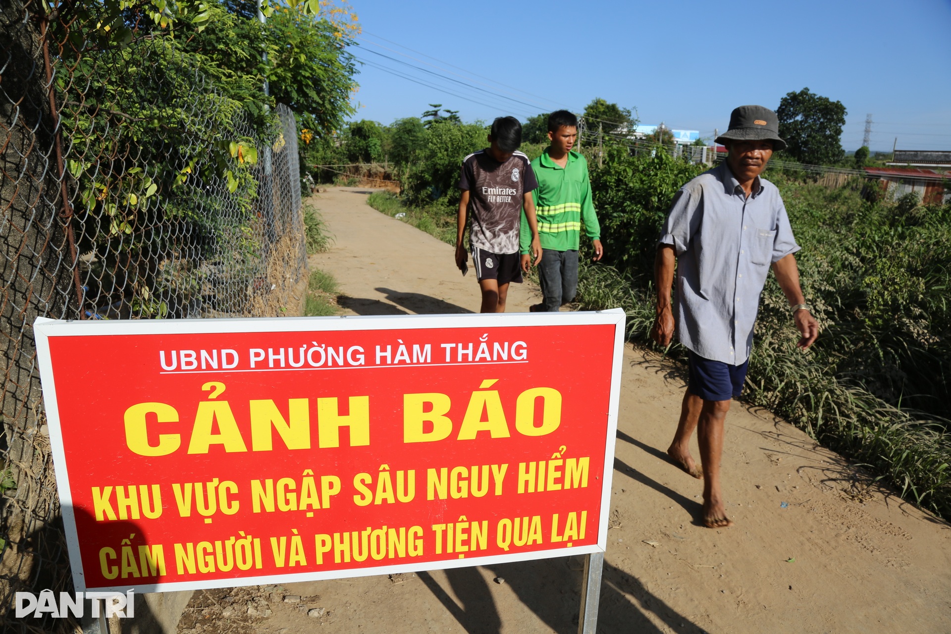 Lũ cuốn trôi đường, 13 hộ dân ở Lâm Đồng bị cô lập - 5 Lũ cuốn trôi đường, 13 hộ dân ở Lâm Đồng bị cô lập - 5