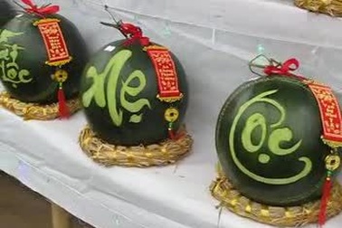 Đà Nẵng: Dưa hấu khắc chữ hút khách