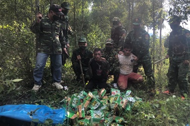 Bắt 3 đối tượng vận chuyển 46 kg ma túy đá từ Lào về