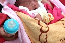 Bé trai bị bỏ rơi trong công viên