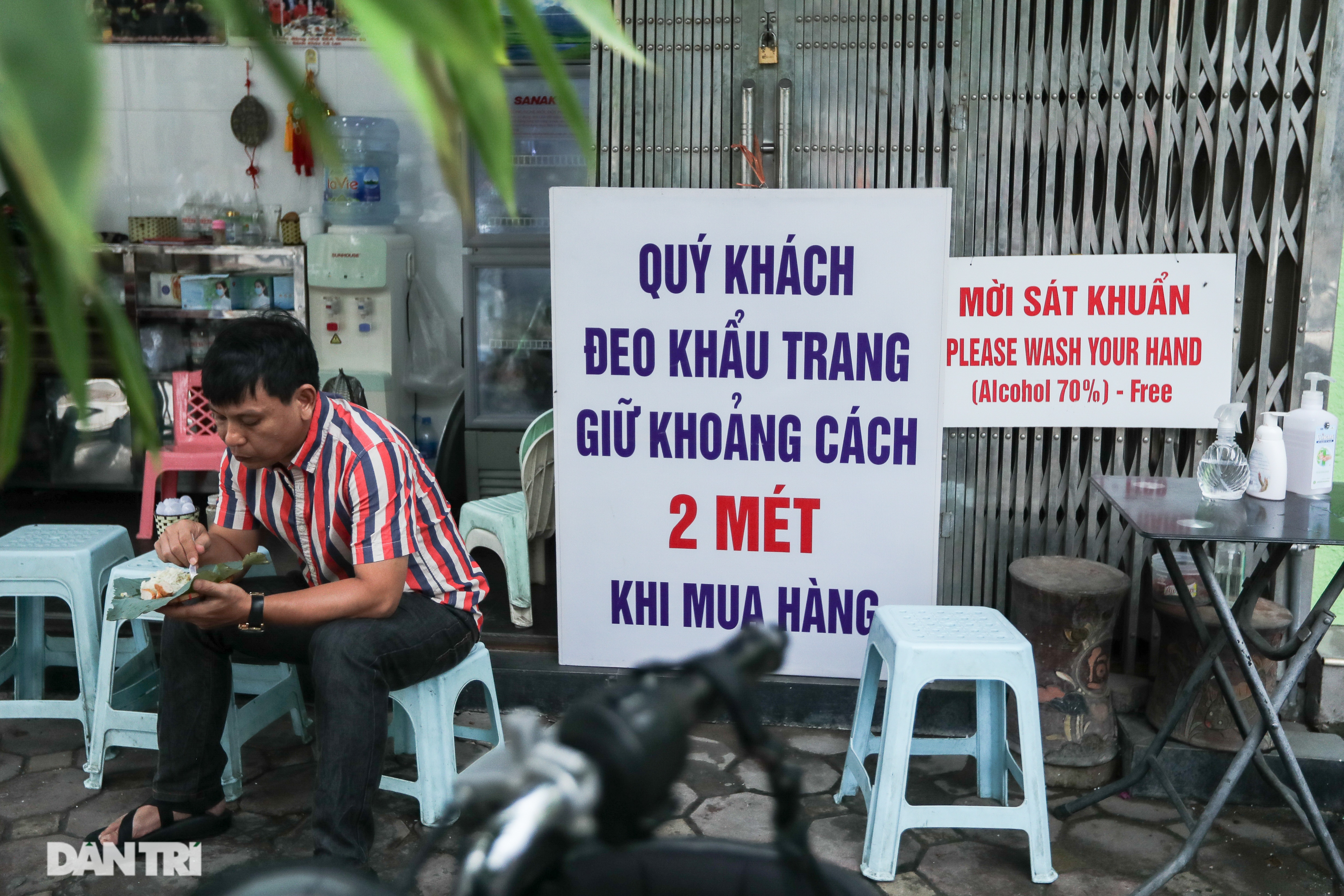 Hà Nội: Hàng loạt quán ăn vỉa hè lắp vách ngăn giọt bắn chống Covid-19 - 9 Hà Nội: Hàng loạt quán ăn vỉa hè lắp vách ngăn giọt bắn chống Covid-19 - 9