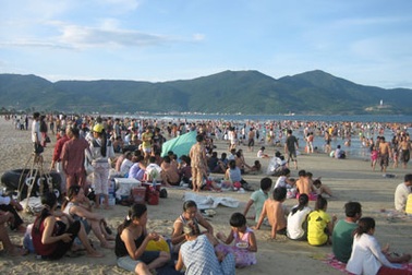 Ra biển “trốn” nóng, “ăn mùng 5”