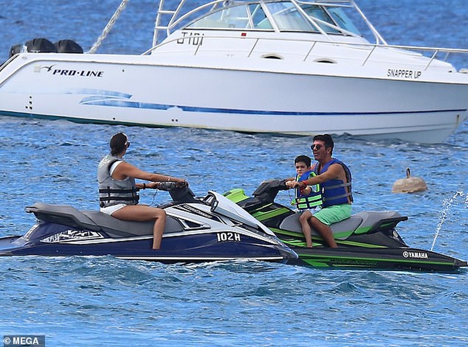 Bạn gái ông bầu siêu giàu Simon Cowell diện áo tắm gợi cảm - 1 Bạn gái ông bầu siêu giàu Simon Cowell diện áo tắm gợi cảm - 1