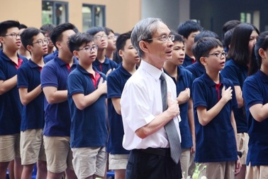 Thầy hiệu trưởng nhận nuôi tất cả học sinh Làng Nủ: "Cần gì cứ nói với ông"