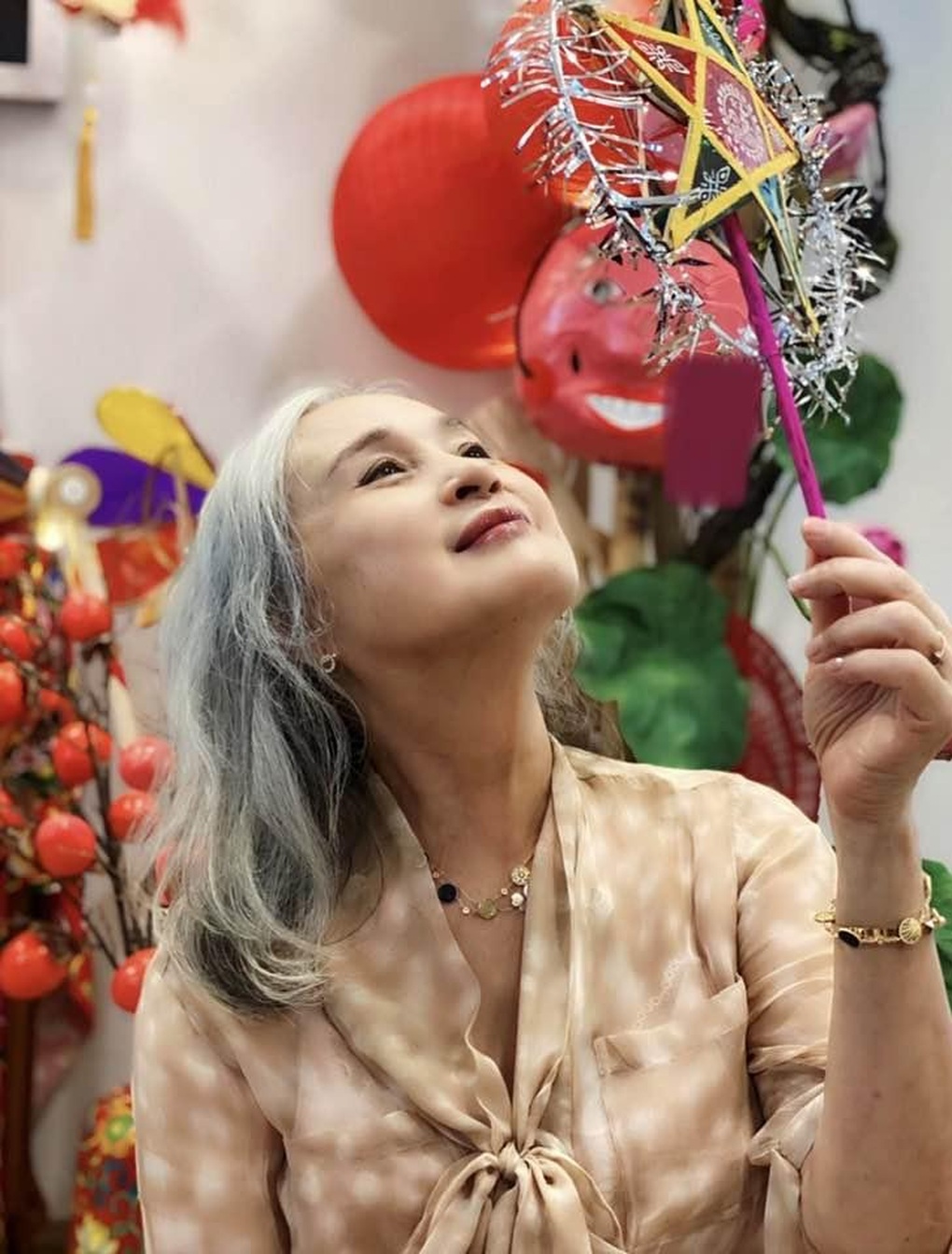 NSND Hoàng Cúc được khán giả chạy theo xin chữ ký, luôn giữ ký ức Tết xưa - 9 NSND Hoàng Cúc được khán giả chạy theo xin chữ ký, luôn giữ ký ức Tết xưa - 9