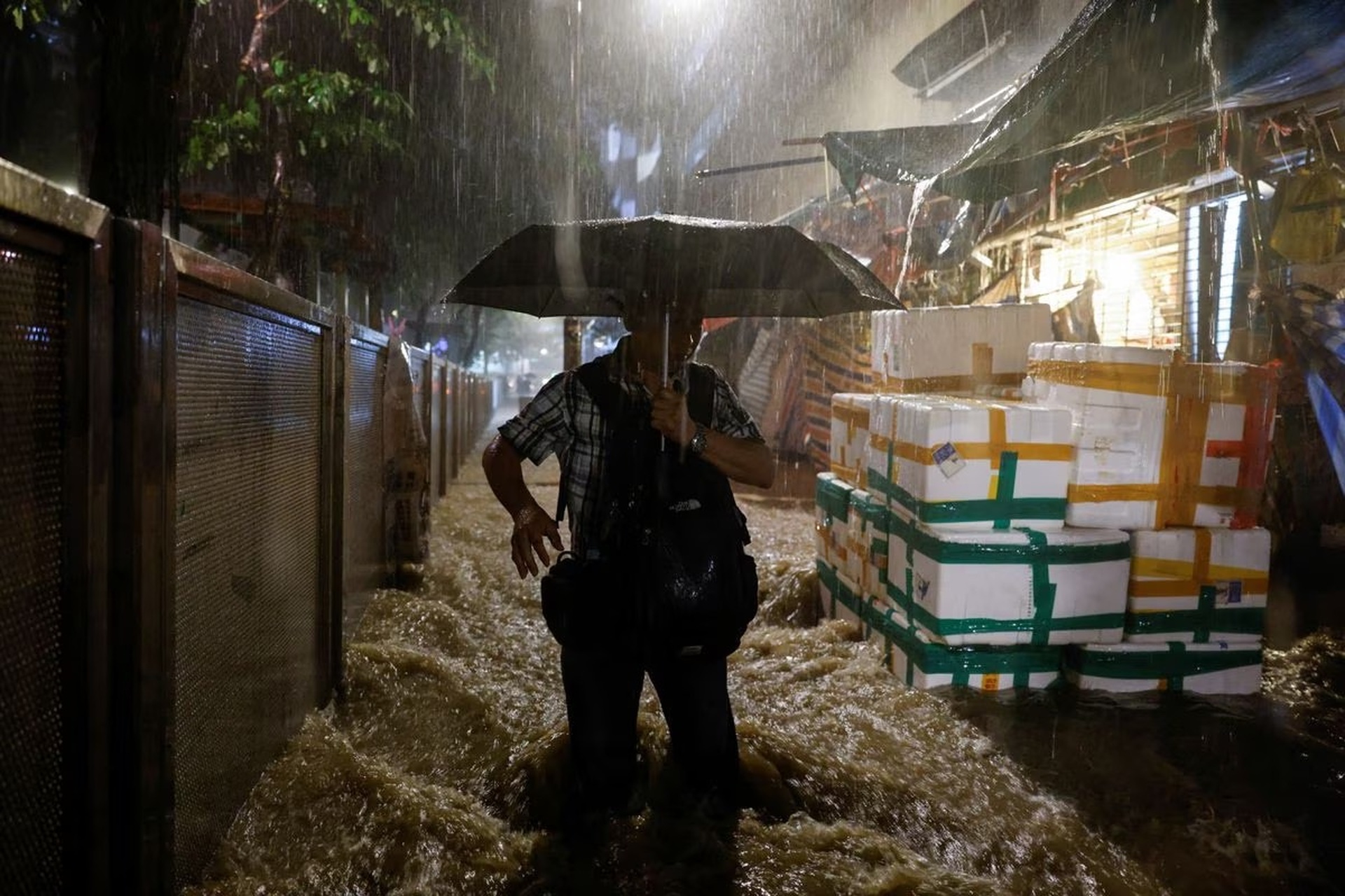 Hong Kong ngập trong biển nước do mưa lũ trăm năm có một - 1 Hong Kong ngập trong biển nước do mưa lũ trăm năm có một - 1