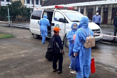 Cách ly và lấy mẫu xét nghiệm đối với con trai của bệnh nhân 2002