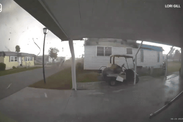 Cảnh ngôi nhà bị cuốn bay lên trời vì lốc xoáy, chủ nhà cũng bị hất văng