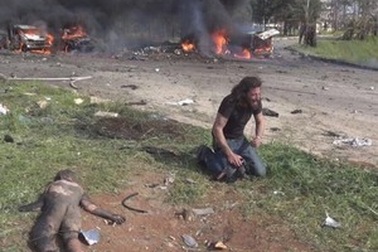 Rơi nước mắt với hình ảnh nhiếp ảnh gia quỳ khóc bên em bé bị trúng bom