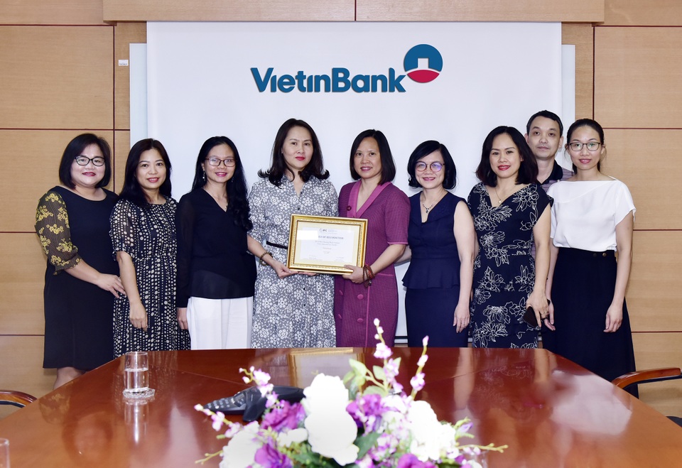 VietinBank nhận giải “Ngân hàng phát hành tốt nhất khu vực Đông Á - Thái Bình Dương 2019” - 1 VietinBank nhận giải “Ngân hàng phát hành tốt nhất khu vực Đông Á - Thái Bình Dương 2019” - 1