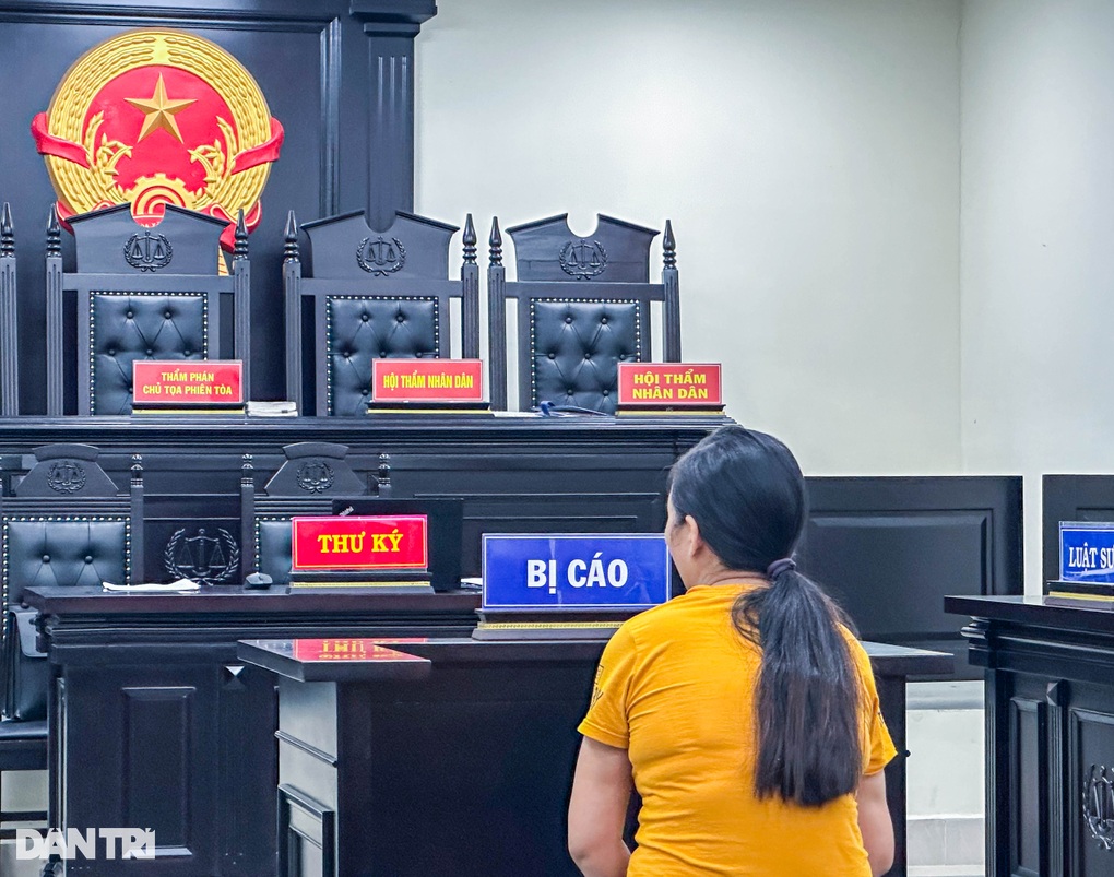 Dùng muôi đánh con 6 tuổi tử vong, mẹ bình thản trong ngày hầu tòa - 1 Dùng muôi đánh con 6 tuổi tử vong, mẹ bình thản trong ngày hầu tòa - 1