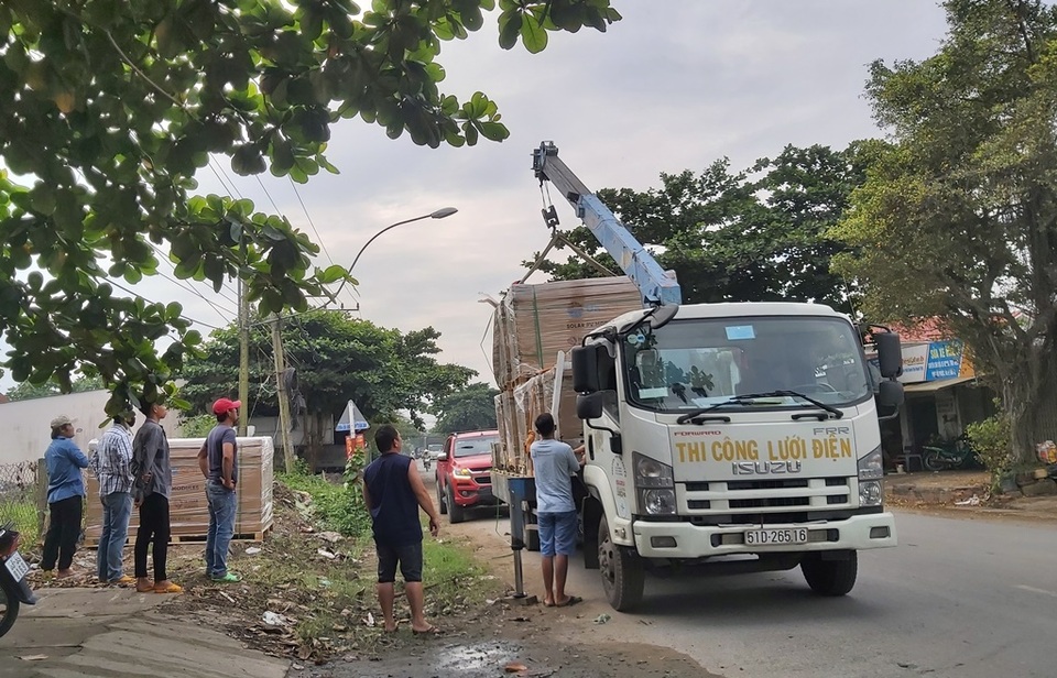 Cần cẩu va dây điện, một người bỏng nặng - 1 Cần cẩu va dây điện, một người bỏng nặng - 1