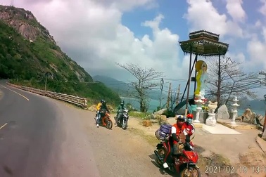 Dù đến khúc cua khuất tầm nhìn nhưng nam phượt thủ vẫn di chuyể