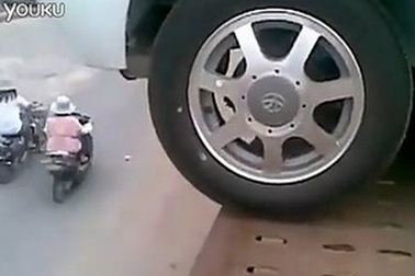 Căng thẳng xem xe ô tô quay đầu trên cao