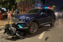 Ô tô 7 chỗ "càn quét" nhiều xe máy dừng đèn đỏ, 5 người bị thương