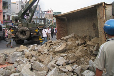 Xe tải đứt phanh lao vào khuôn viên tượng Mẹ Nhu