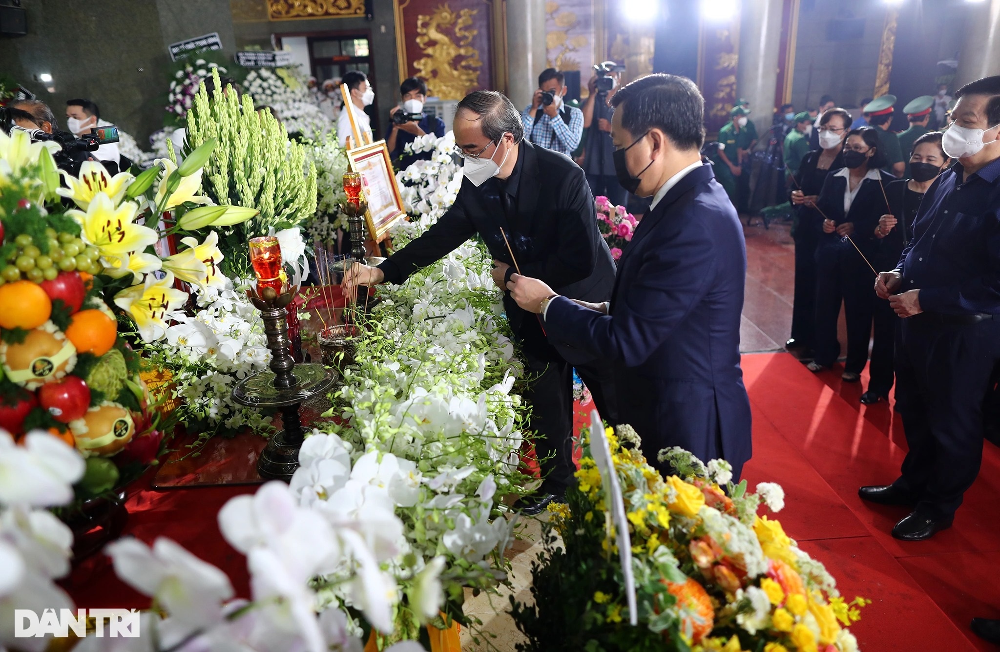 Người dân TPHCM tiễn đưa Phó Chủ tịch Lê Hòa Bình về nơi an nghỉ cuối cùng - 4 Người dân TPHCM tiễn đưa Phó Chủ tịch Lê Hòa Bình về nơi an nghỉ cuối cùng - 4