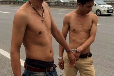 Hà Nội: Bắt xe vi phạm giao thông, phát hiện 2 thanh niên “ngáo đá”