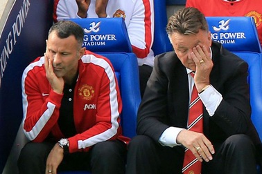 Van Gaal mắng nhiếc học trò thậm tệ trong phòng thay đồ