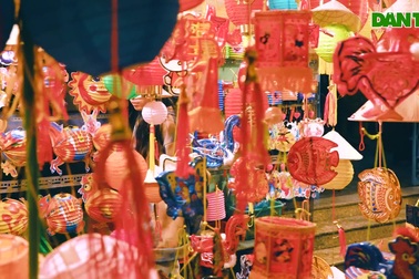 Giới trẻ lên đồ đi "check-in" phố lồng đèn Sài Gòn