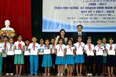 Hội Khuyến học Quảng Nam trao 680 suất học bổng đến học sinh nghèo vượt khó