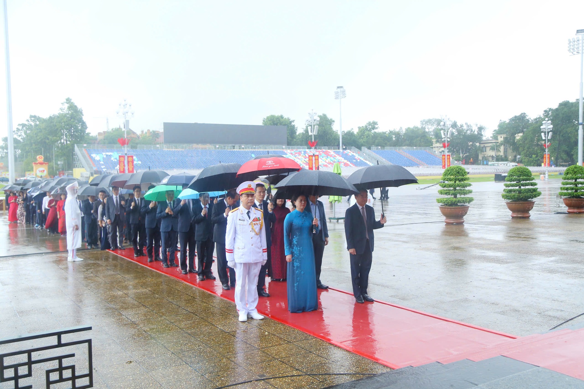 Lãnh đạo, cán bộ Bộ Nội vụ viếng lăng, báo công Chủ tịch Hồ Chí Minh - 2 Lãnh đạo, cán bộ Bộ Nội vụ viếng lăng, báo công Chủ tịch Hồ Chí Minh - 2