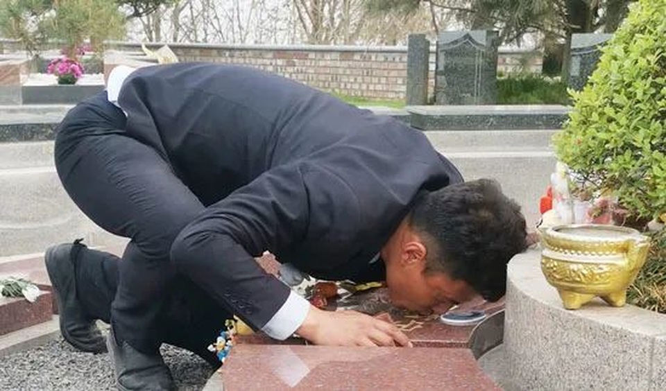Ông bố xin làm tại nghĩa trang, giữ lời hứa luôn bên cạnh dù con ở đâu - 1
