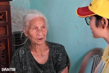 Cụ bà 86 tuổi cùng con trai tâm thần 2 lần bị bão cuốn bay mái nhà