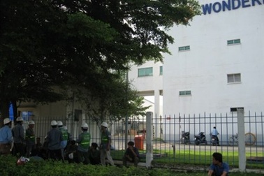 Nhọc nhằn bữa cơm công nhân 