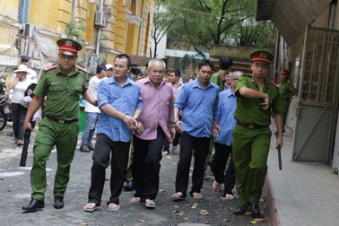 Đường dây lừa bán thiên thạch chiếm đoạt hàng trăm tỉ đồng lãnh án