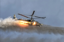 Trực thăng tấn công Nga phóng tên lửa, phá hủy đoàn xe quân sự Ukraine