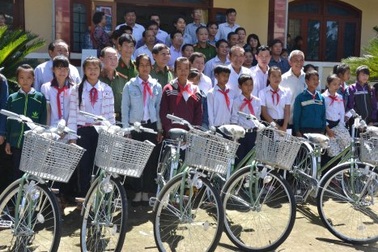 Phó Thủ tướng Trương Hòa Bình hỗ trợ 130 triệu đồng đến Hội Khuyến học