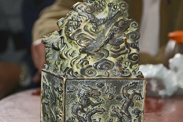 Một người dân tìm thấy ấn tín nghi của vua xưa