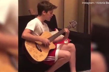 Cruz Beckham đàn hát trong một clip do mẹ ghi lại và đăng lên mạng xã hội