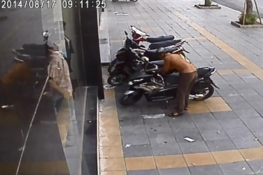 Hà Nội: Clip trộm phá khóa xe Airblade trong “nháy mắt”