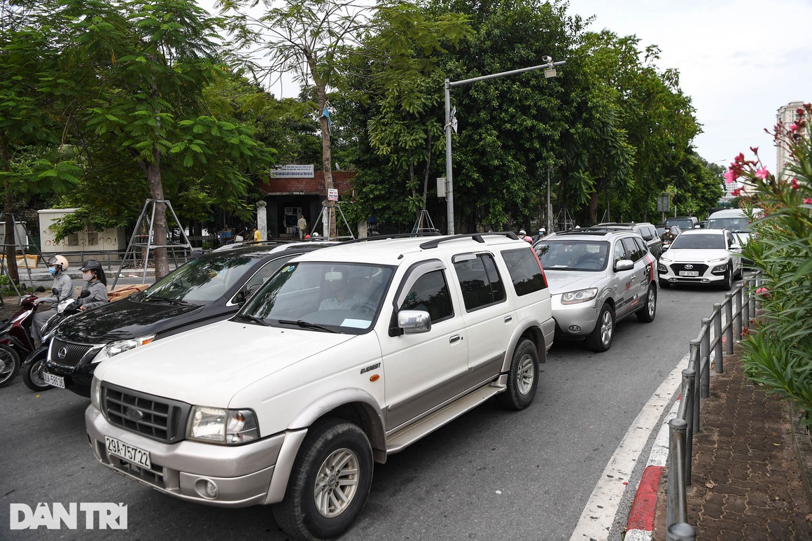 Đường phố Hà Nội bất ngờ đông đúc trở lại - 3 Đường phố Hà Nội bất ngờ đông đúc trở lại - 3