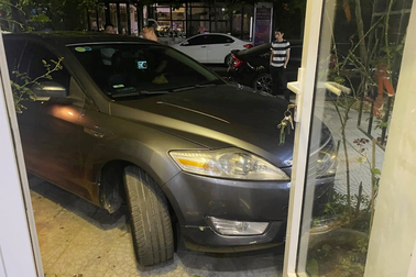 Kỷ luật cán bộ Sở Nội vụ đỗ xe ngang ngược chắn ngang cửa nhà dân