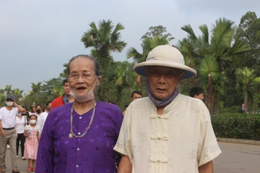 Vợ chồng cụ ông 90 tuổi leo hàng trăm bậc thang lên đền Hùng dâng hương