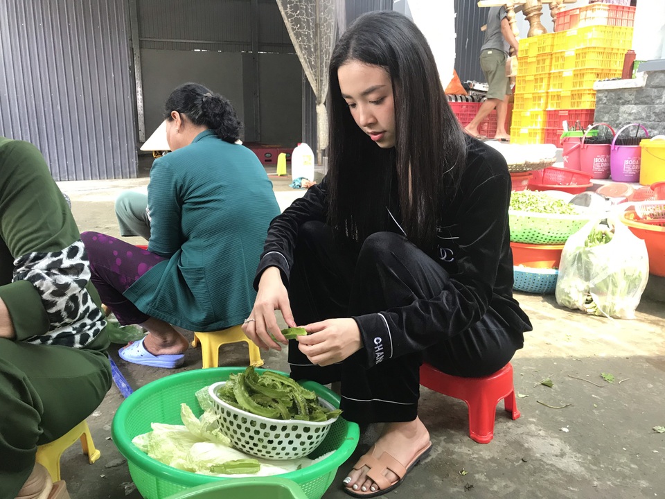 Á hậu Thúy An tự tay trang trí đám cưới ở quê nhà Kiên Giang - 13 Á hậu Thúy An tự tay trang trí đám cưới ở quê nhà Kiên Giang - 13