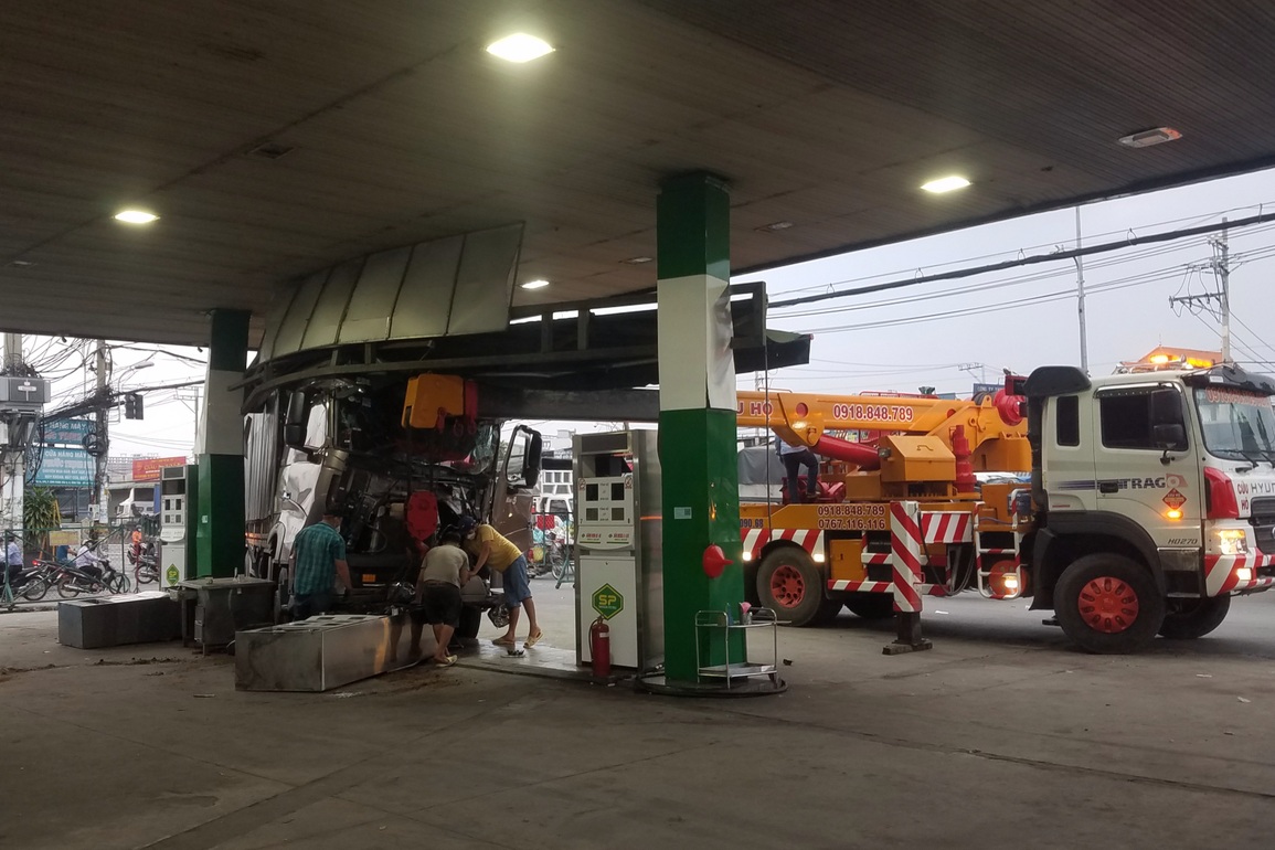 Xe tải lao vào cây xăng, húc đổ 2 trụ bơm - 2 Xe tải lao vào cây xăng, húc đổ 2 trụ bơm - 2