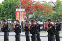 Xem cảnh sát cơ động biểu diễn tuyệt kỹ với gậy tonfa