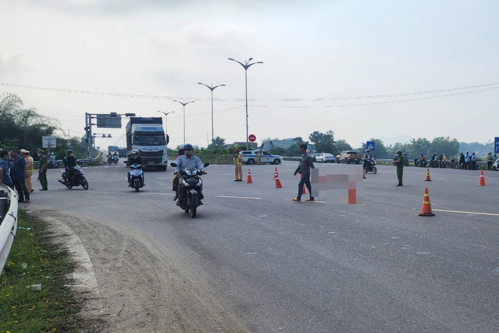 Nam thanh niên lao vào xe tải tự vẫn, tài xế có phải chịu trách nhiệm? - 2