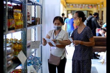 TPHCM: Người dân tấp nập đổ về siêu thị "0 đồng"