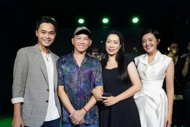 Trịnh Kim Chi chúc mừng đạo diễn Nguyễn Hữu Tiến với vai trò đào tạo