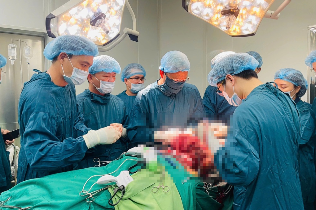 Ca mổ đặc biệt giúp nữ bệnh nhân thoát khỏi khối u khổng lồ trên mặt - 1 Ca mổ đặc biệt giúp nữ bệnh nhân thoát khỏi khối u khổng lồ trên mặt - 1