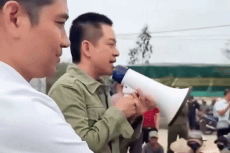 Tuấn Hưng trao quà, hát tặng bà con vùng lũ: "Nhìn các cụ già, tôi nhớ mẹ"