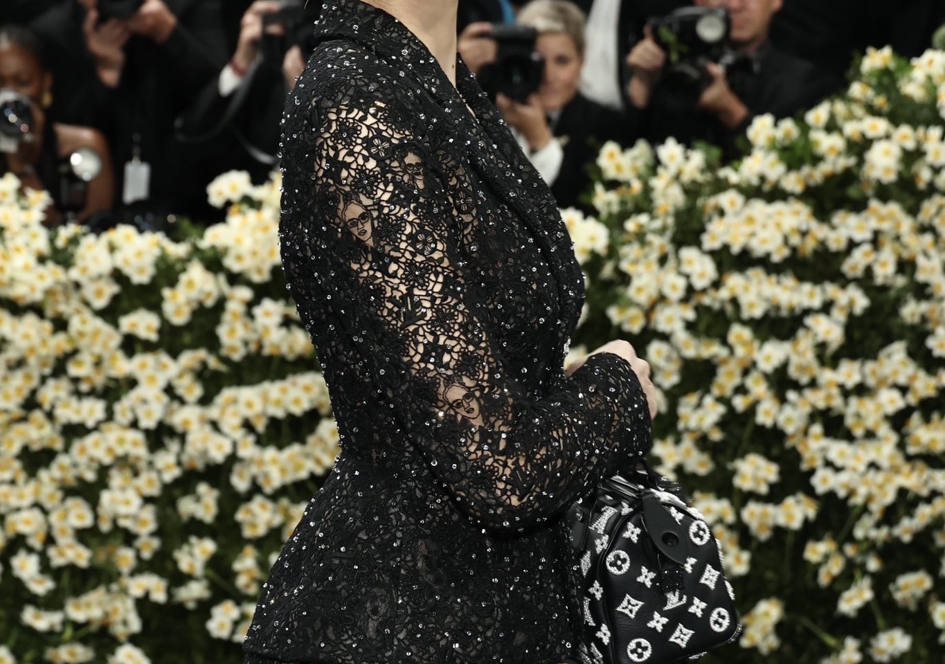 Sự thật về trang phục gợi cảm bị ném đá của Lisa tại Met Gala - 3 Sự thật về trang phục gợi cảm bị ném đá của Lisa tại Met Gala - 3
