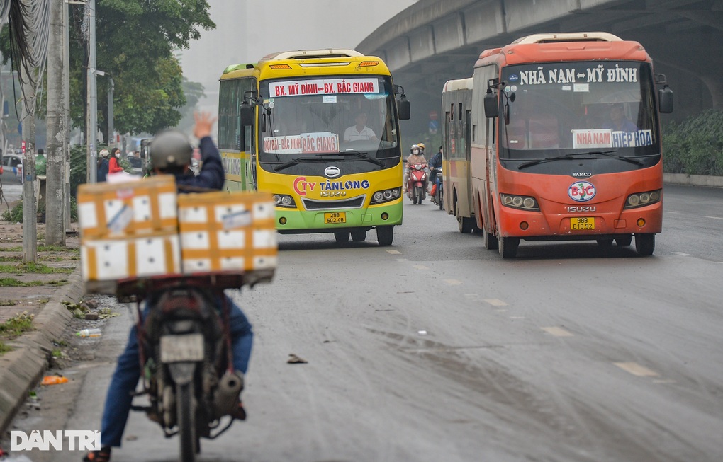 Hà Nội: Xe khách nhởn nhơ chạy như rùa bò quanh bến xe Giáp Bát, Mỹ Đình - 1 Hà Nội: Xe khách nhởn nhơ chạy như rùa bò quanh bến xe Giáp Bát, Mỹ Đình - 1