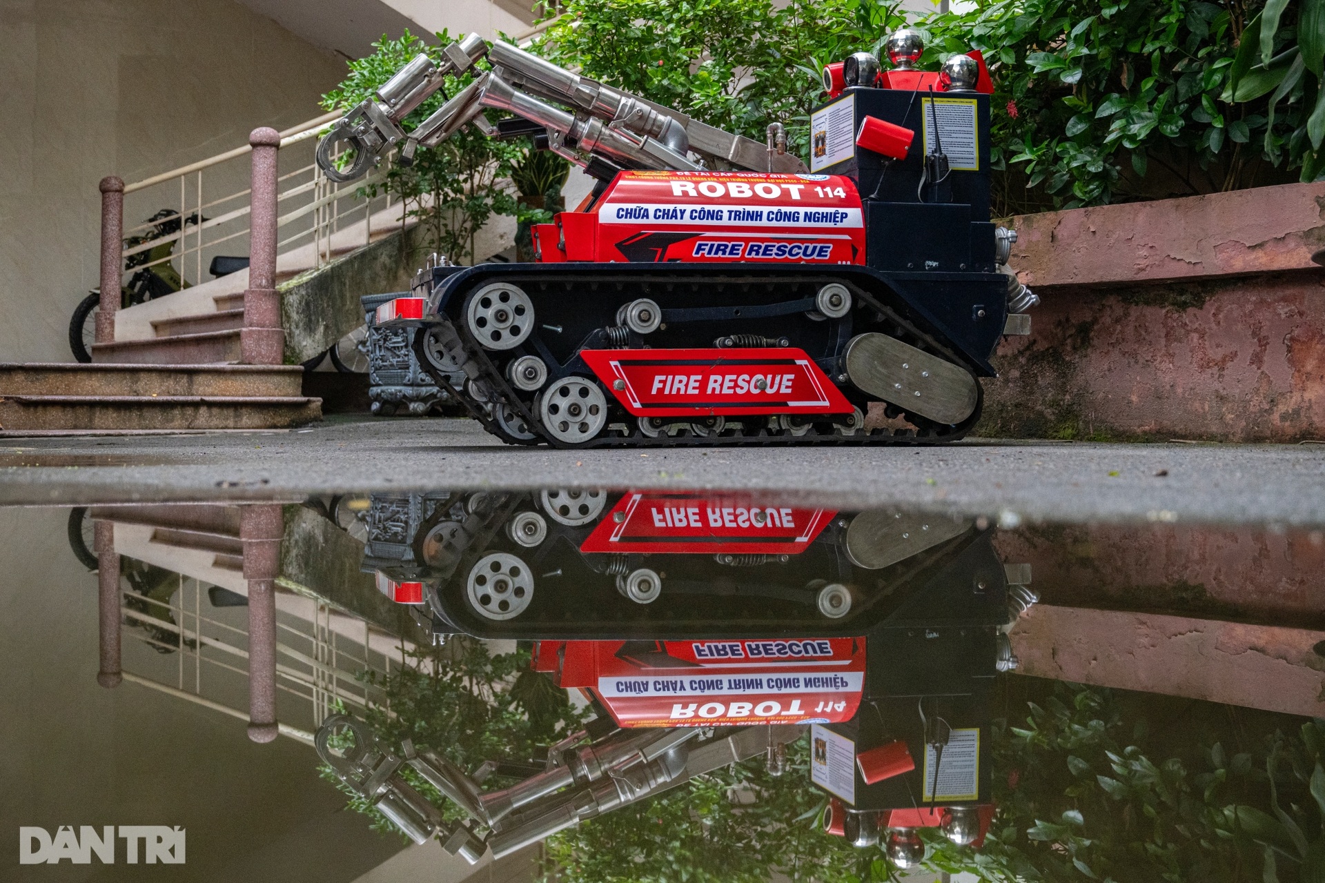 Mãn nhãn robot cứu hỏa Việt Nam trình diễn phun vòi rồng, vượt chướng ngại - 2 Mãn nhãn robot cứu hỏa Việt Nam trình diễn phun vòi rồng, vượt chướng ngại - 2